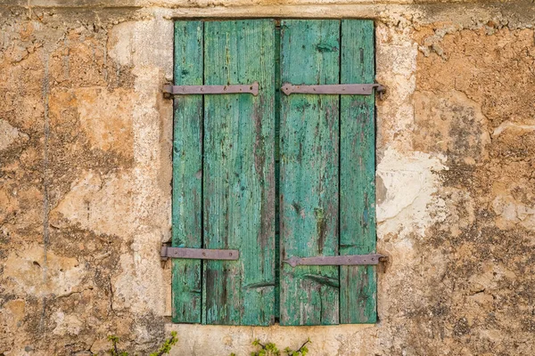 Окно Зелеными Старыми Деревянными Ставнями Стиле Кантри Фасад Здания Старинной — стоковое фото