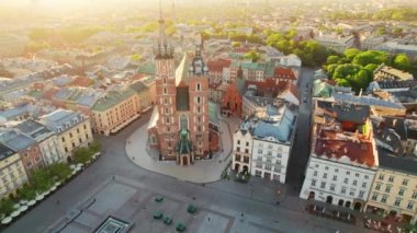 Ana Pazar Meydanı veya Rynek Glowny ile bir belediye binası, Sukiennice ve St. Marys Bazilika Kilisesi Krakow, Polonya 'da gün doğumunda. Sabah Krakow merkez meydanının hava görüntüsü. 