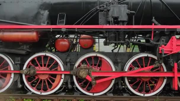 蒸汽机车靠拢了 老式火车的轮子 旧铁轨机车车轮的特写 历史运输技术概念 复古蒸汽火车的细节 — 图库视频影像