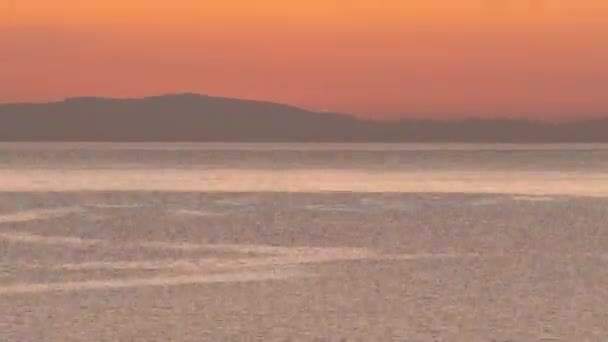 Spårning Solen Stiger Över Havet Majestätisk Soluppgångstid Förfaller Seascape Gryningen — Stockvideo