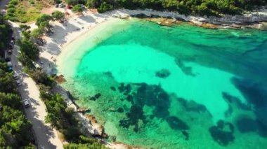 Balıkçı kasabası, Kefalonia adası, İyon denizi, Yunanistan yakınlarındaki güzel Emplisi plajı olan inanılmaz deniz koyuna giden kıyı yolunun havadan görünüşü. Mükemmel bir yaz tatili yeri.