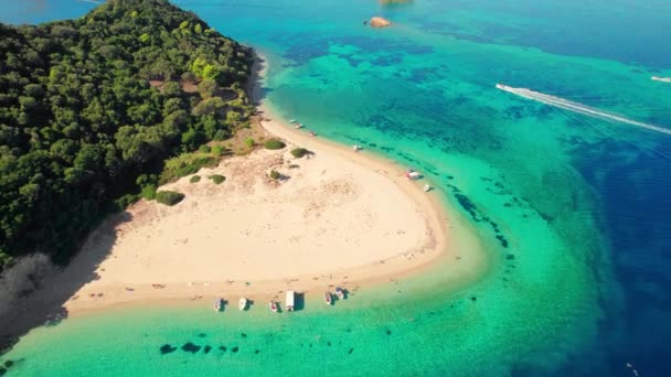 在希腊Zakynthos岛附近的Marathonisi岛上 鸟瞰美丽的野生海滩 伊奥尼亚海Zante日出时的马拉松岛 蓝绿色海水的天堂岛 — 图库视频影像
