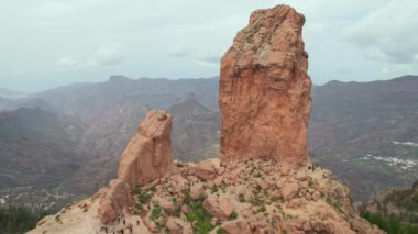 Roque Nublo 'nun havadan görünüşü, Tejeda, Gran Canaria, Kanarya adaları, İspanya' daki volkanik bir kaya. Bulutlu bir günde Roque Nublo kaya oluşum manzarası. Popüler yürüyüş yolu. 