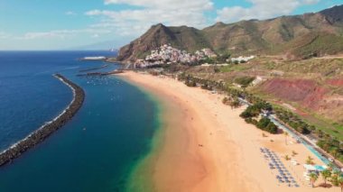 Las Teresitas plajı ve Tenerife, Kanarya Adaları 'ndaki San Andres tatil köyünün havadan görüntüsü. Sarı kumsal, palmiye ağaçları ve sahil yolu. Uzaktan kumandalı araç görüntüsü