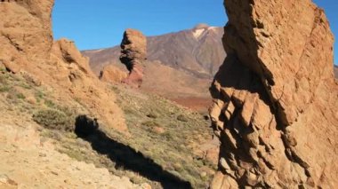 Volkan manzarası, Tenerife, Kanarya adaları, İspanya. Tenerife adasındaki El Teide Ulusal Parkı. Volkanik kaya oluşumları ve ünlü Pico del Teide volkan zirvesi. Görüntüler gösteriliyor