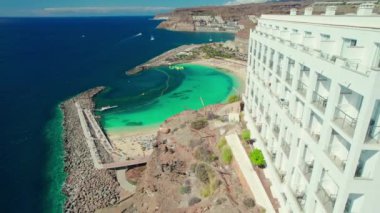 Playa de Amadores sahilinin havadan görünüşü, Gran Canaria, Kanarya Adaları, İspanya. Kanarya adalarında lüks tatil yerleri. Tatil oteli kompleksi ve turkuaz deniz suyu plajı.