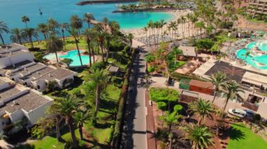 Playa de la Verga sahilinin havadan görünüşü, Gran Canaria, Kanarya Adaları, İspanya. Kanarya adalarında lüks tatil yerleri. Atlantik Okyanusu 'ndaki turkuaz deniz suyu plajı ve büyük otel kompleksleri