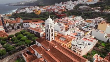 İspanya 'nın Tenerife, Kanarya Adaları' ndaki Garachico kasabasının hava manzarası. Renkli ve güzel sahil kasabası Garachico 'nun genel manzarası. Santa Ana Kilisesi ve Plaza de la Libertad, İHA yörünge atışı