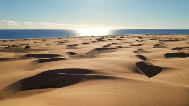 日出时位于西班牙加那利群岛大加那利群岛马斯帕洛马斯海滩的马斯帕洛马斯沙丘的空中景观 阳光灿烂的沙漠中宏伟的自然景观 — 图库视频影像