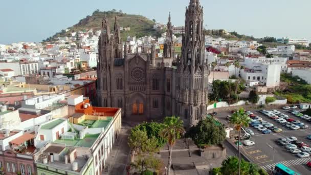Αεροφωτογραφία Της Εκκλησίας Parroquia San Juan Bautista Arucas Στην Πόλη — Αρχείο Βίντεο