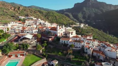 İspanya 'nın Gran Canaria adasındaki Teror köyünün hava manzarası. Bazilika ve geleneksel İspanyol mimarisi ile güzel bir Kanarya Adaları kasabası. Yörünge drone atışı