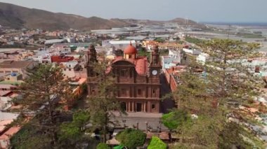 İspanya 'nın Gran Kanarya adasındaki Galdar kasabasındaki Parroquia de Santiago Apostol Katolik kilisesinin hava manzarası. Kanarya Adaları seyahat yeri