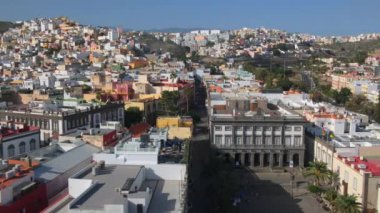 Las Palmas şehrinin panoramik manzarası, Gran Canaria, Kanarya Adaları, İspanya. Güneşli bir günde Gran Canaria Adası 'nın başkenti. Santa Ana Meydanı ve Las Palmas 'ın mimarisi.