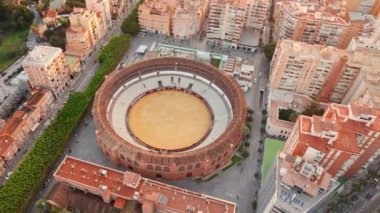  Malagueta, Malaga, İspanya 'da Plaza de toros de La Malagueta adlı güzel dairesel boğa arenasının hava manzarası. Drone yörünge atışı 