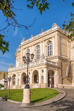 Odessa, Ukrayna 'da güzel bir opera ve bale binası. Yazın Odessa 'nın tarihi merkezinde güneşli bir sabah, Ukrayna.