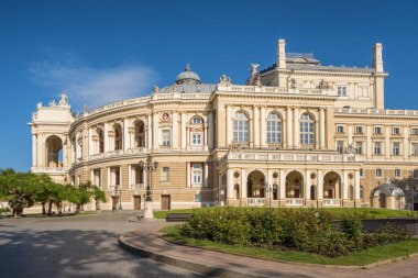 Odessa, Ukrayna 'da güzel bir opera ve bale binası. Yazın Odessa 'nın tarihi merkezinde güneşli bir sabah, Ukrayna.