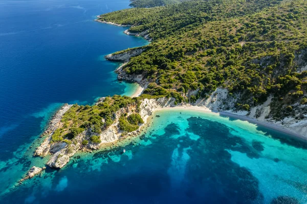 トルコ石色の美しい岩の半島の空中ビューギリシャのイタキ島のギダキビーチ近くのイオニア海 美しいイサカ島の風景 クリスタルクリア海の水 夢の行先 — ストック写真