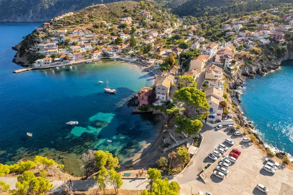 希腊爱奥尼亚海Kefalonia岛上的一个风景如画的Assos镇 希腊夏季度假胜地塞法洛尼亚岛Assos村的空中景观 美丽的希腊海岸 — 图库照片