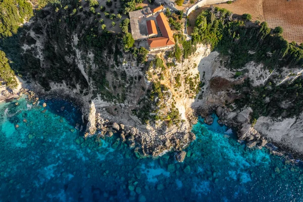 ケファロニア島 ギリシャのキプロレオン修道院 ケファロニア島 イオニア海 ギリシャの島々の高い崖の端にキリスト教の修道院の空中ビュー — ストック写真