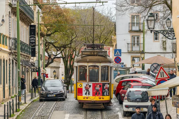 葡萄牙里斯本 2022年3月23日 葡萄牙里斯本Alfama区的旧葡萄牙复古电车 背景为里斯本大教堂 老城区传统的丽斯波亚电车 — 图库照片