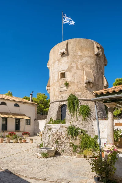 Yunanistan 'ın Zakynthos adasındaki Yunan Ortodoks Bakire Anafonitria Manastırı. Yunanistan Ulusal Bayrağı Kulede.