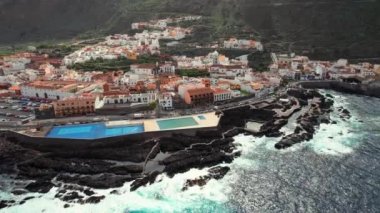 İspanya 'nın Tenerife, Kanarya Adaları' ndaki Garachico kasabasının hava manzarası. Renkli ve güzel sahil kasabası Garachico 'nun genel manzarası. Drone yörünge atışı