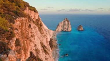 Yunanistan 'ın Zakynthos adasında gün batımında Keri uçurumlarının hava aracı manzarası. Keri kayalıkları, Yunanistan adaları ve İyon denizi olan Zante adası kıyıları.