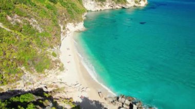 Yunanistan 'ın İyon Denizi' ndeki Zakynthos adasındaki güzel Pelagaki kumsalı. Zante Yunan adasındaki güneşli bir günde küçük Pelagaki plajının hava manzarası. Drone yörünge atışı