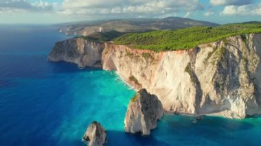 Zakynthos adasındaki Keri uçurumları, İyon denizi, Yunanistan. Zante 'deki güzel Akra Keri kayası. Zante Yunan adasında turkuaz deniz suyuyla deniz kıyısının hava aracı görüntüleri.. 