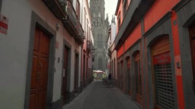 Arucas kasabasındaki Parroquia de San Juan Bautista de Arucas Kilisesi, Gran Canaria, Kanarya Adaları, İspanya. Arucas 'ta görkemli manastırı olan dar bir sokak.. 