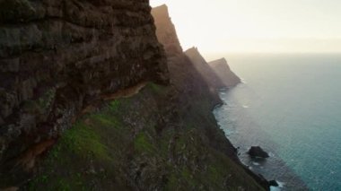 Görkemli volkanik dağlar ve Büyük Kanarya Adaları 'ndaki Atlantik okyanus manzarası, İspanya. Gran Canaria Adası 'ndaki Mirador El Balcon bakış açısı. Gün batımında kayalık kıyı manzarası