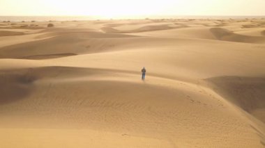 Gündoğumunda Playa del Ingles plajındaki Maspalomas Kumulları, Maspalomalar, Gran Kanaryası, Kanarya Adaları, İspanya. Güneşli bir günde muhteşem bir çöl manzarası.