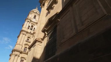 Endülüs 'teki Malaga Katedrali, Güney İspanya. Steadicam, güneşli yaz gününde Malaga 'nın enkarnasyonunun görkemli katedralinin görüntülerini gözler önüne seriyor. 