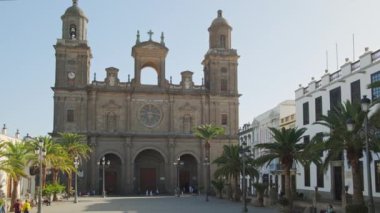 Santa Ana Meydanı ve Las Palmas, Gran Canaria, İspanya 'daki Santa Ana Katedrali' nin yavaş çekimleri. Las Palmas 'taki Saint Ana meydanındaki tarihi katedral.. 