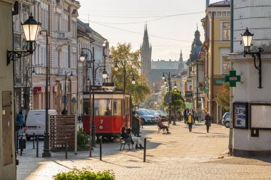 Tarnow, Polonya - 26 Ekim 2022 Tarnow 'daki eski tramvay kafe, gün batımında. Tarnow 'dan şehir sokak manzarası