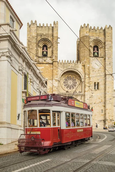 Lisbona Portogallo Marzo 2022 Storico Tram Retrò Che Passa Davanti — Foto Stock