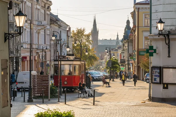 2022年10月26日 ポーランドのタルノウ Tarnow にある古いレトロな路面電車カフェ タロウ町からの都市景観 — ストック写真