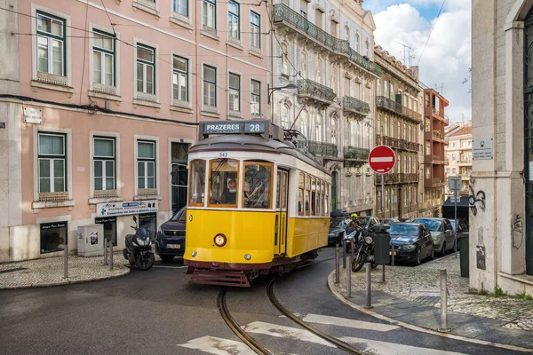 葡萄牙里斯本 2022年3月23日 葡萄牙里斯本鹅卵石街上的旧黄色电车 利斯波市的街景 传统的历史缆车载着乘客 — 图库照片