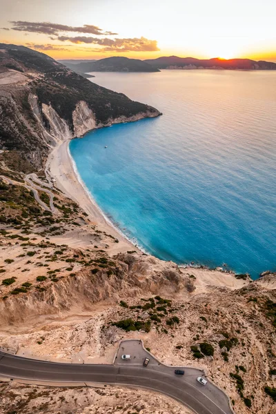 ケファロニア島 イオニア海 ギリシャの有名なマートスビーチに沈む夕日 人気のあるマートスビーチの空中ビュー — ストック写真