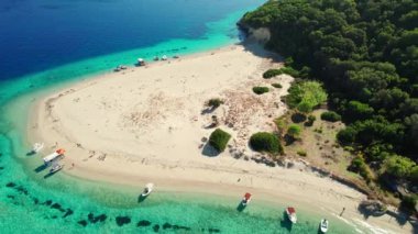 Yunanistan 'ın Zakynthos adası yakınlarındaki Marathonisi Adası' nda güzel bir kumsal manzarası. Zante, İyon Denizi 'nde gün doğumunda Maraton Adası. Turkuaz deniz suyuyla Cennet Adası.