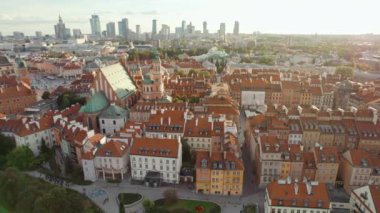 Varşova Eski Şehir ve modern gökdelenler günbatımında, Polonya. Tarihi binalar, pazar meydanı, eski kasabadaki katedral ve arka plandaki modern gökdelenlerle Warszawa şehir manzarası.