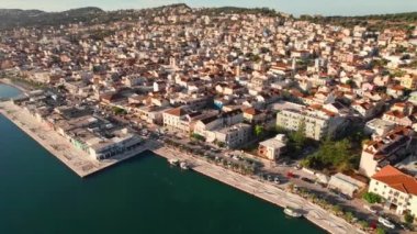 Yunanistan 'ın İyon adaları, Cefalonia adasının başkenti Argostoli kentinin insansız hava aracı görüntüsü. Yunanistan 'ın Kefalonia adasında gün batımında Argostolion kasabası manzarası.