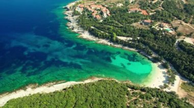 Balıkçı kasabası, Kefalonia adası, İyon denizi, Yunanistan yakınlarındaki güzel Emplisi plajı olan inanılmaz deniz koyuna giden kıyı yolunun havadan görünüşü. Mükemmel bir yaz tatili yeri.
