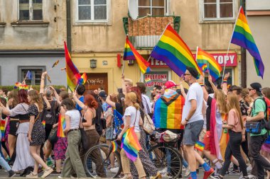 Wroclaw, Polonya - 11 Haziran 2022: Lezbiyen gey biseksüel ve transgender yıllık yürüyüş sırasında aşk ve çeşitliliği kutlayan LGBT gururu