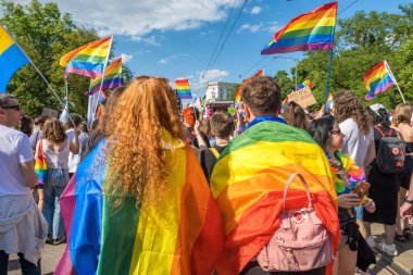 Wroclaw, Polonya - 11 Haziran 2022: Lezbiyen gey biseksüel ve transgender yıllık yürüyüş sırasında aşk ve çeşitliliği kutlayan LGBT gururu
