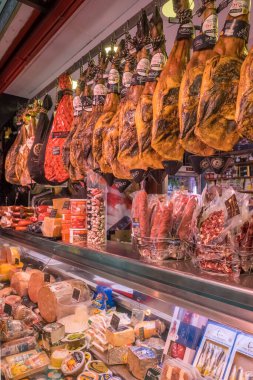 Seville, İspanya - 22 Nisan 2022: Sevilla, İspanya 'da geleneksel kapalı Triana gıda pazarı. Triana pazarında jamonlu yiyecek deposu