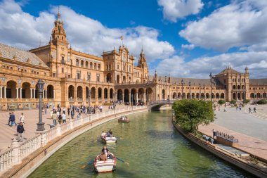 Seville, İspanya - 21 Nisan 2022: İspanya Meydanı veya İspanya 'nın Endülüs kentinde güneşli bir günde Plaza de Espana.