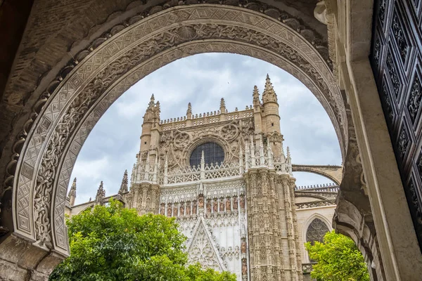 Catedral Sevilla Vista Través Del Hermoso Arco Tallado Soleado Día —  Fotos de Stock