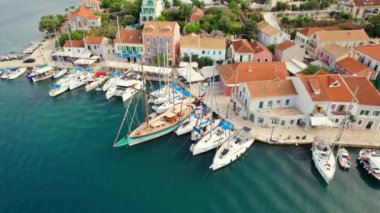 Resimli Fiskardo köyü ve Yunanistan 'ın Kefalonia adasının havadan görünüşü. Geleneksel balıkçı köyü Fiscardo, Cefalonia, Yunanistan 'da yelkenli ve yatlar demirledi. 