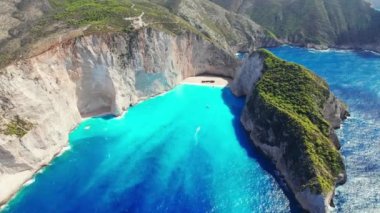 Yunanistan 'ın Zante kentindeki ünlü enkaz gemisi ile birlikte Navagio plajının havadan görüntüsü. Zakynthos Adası, İyon Denizi, Yunanistan 'daki Navagio Batık Plajı.